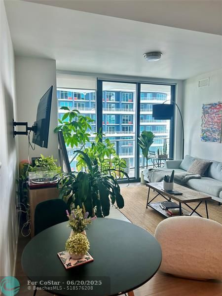 Foto del edificio - 1300 S Miami Ave