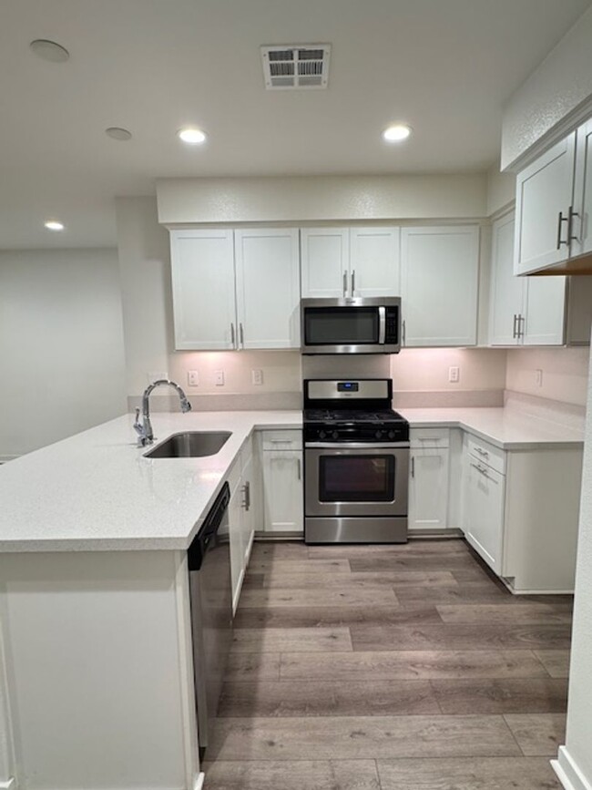 Foto del edificio - Newer 3 bedroom townhome in Simi Valley