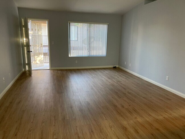 Building Photo - Charming 3 Bedroom ,2 bathroom in the Desi...