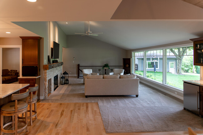 Building Photo - 701 Riverview Dr