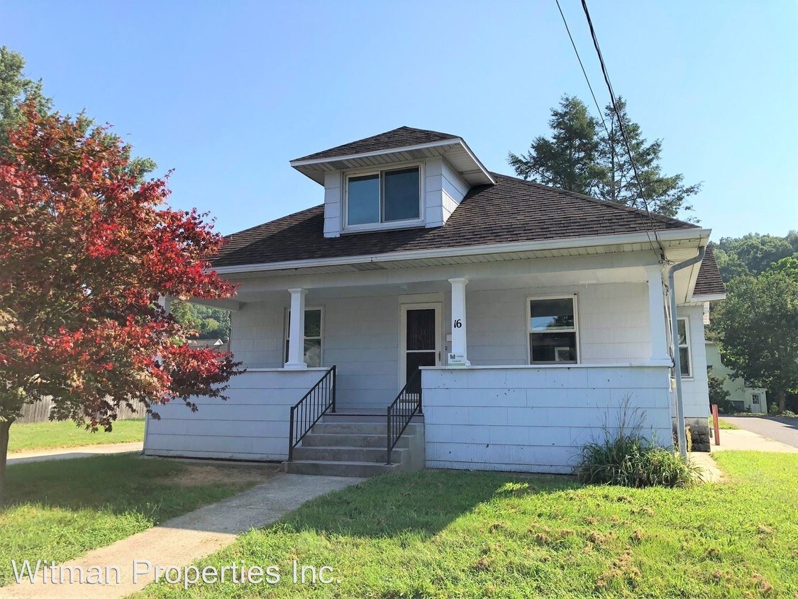 Primary Photo - 3 br, 1.5 bath House - 16 Hartford St.