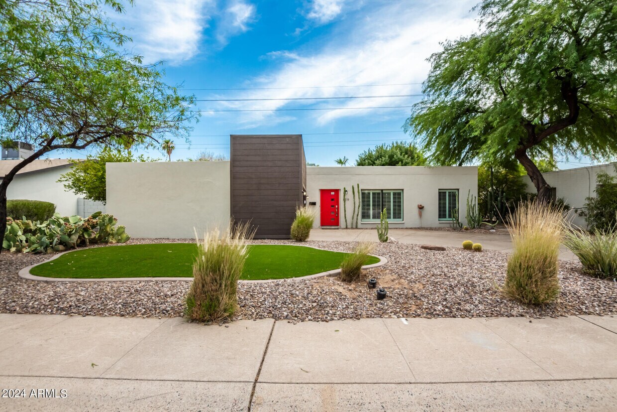 Foto principal - 8219 E Crestwood Way