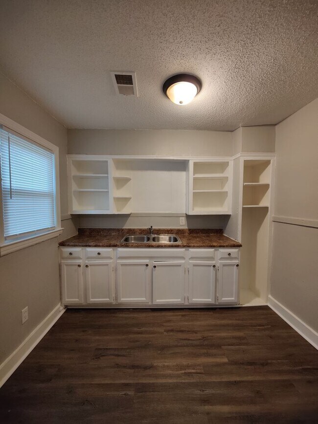 Foto del edificio - Beautiful 2 bedrooms and 1 bathroom home f...