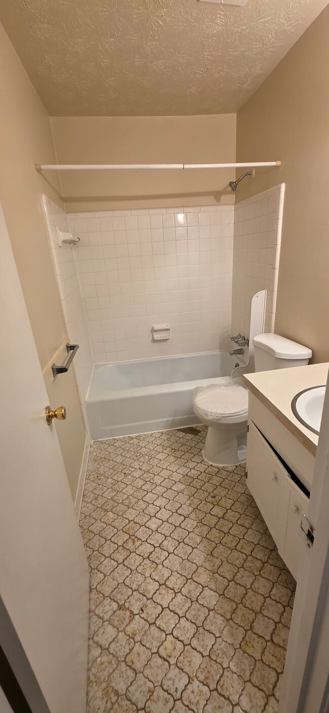 Building Photo - 6295 Forest Vale Dr NW