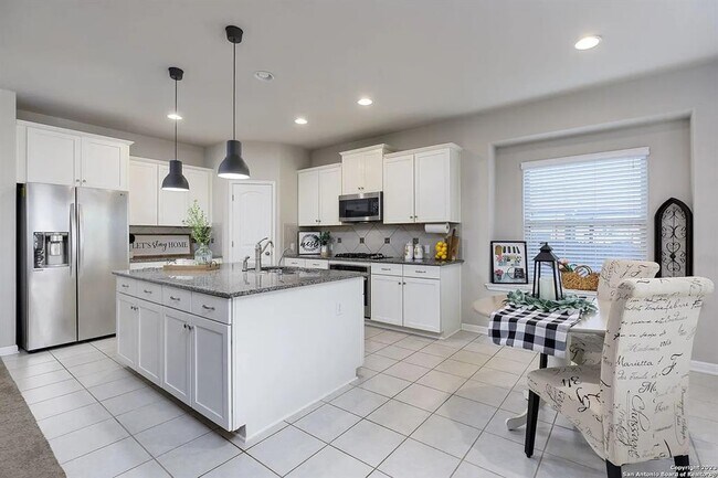 Foto del edificio - 241 Silver Maple Dr
