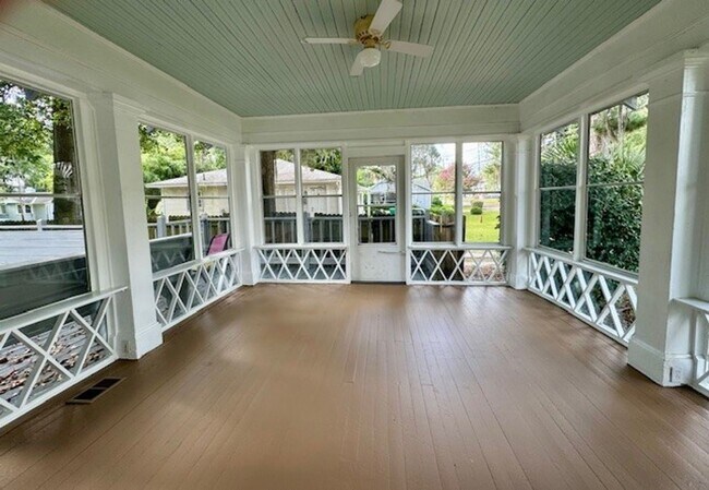Foto del edificio - THREE BEDROOM, TWO BATH