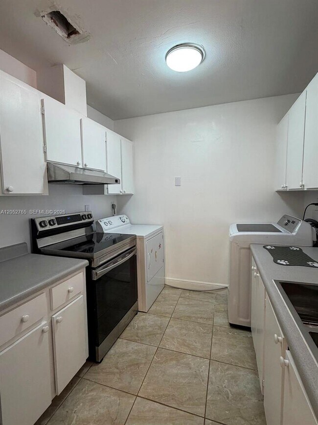 Building Photo - 5028 SW 138th Ave Cir