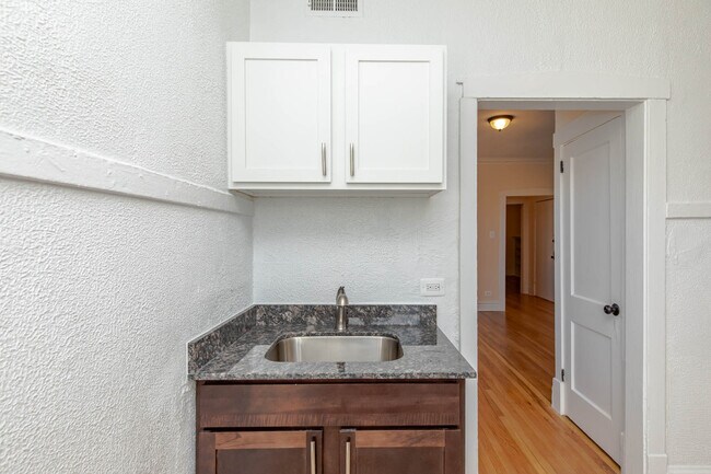 Foto del edificio - 4412 N St Louis Ave