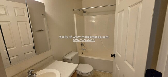 Building Photo - Great 3 Bedroom 2 Bath Duplex with large yard