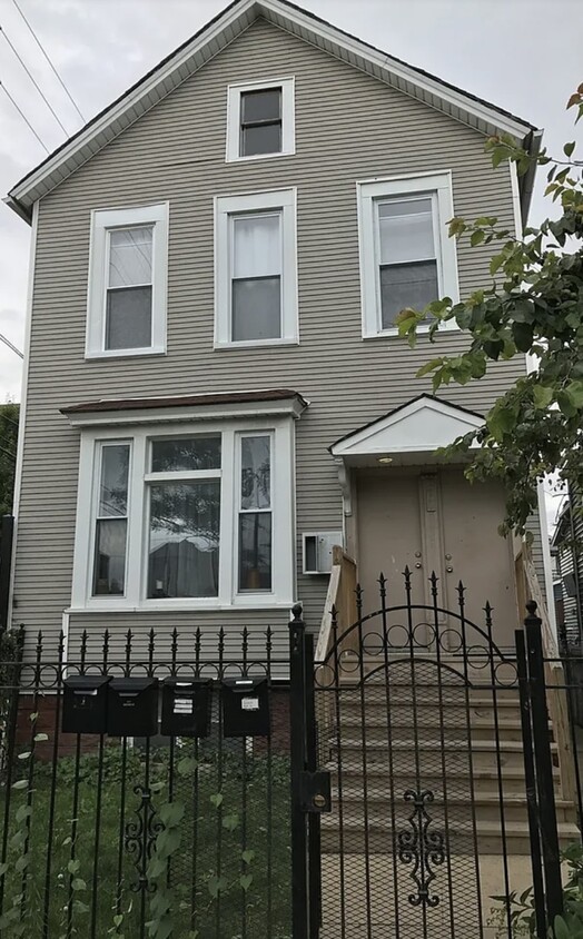 Primary Photo - 2416 N Maplewood Ave