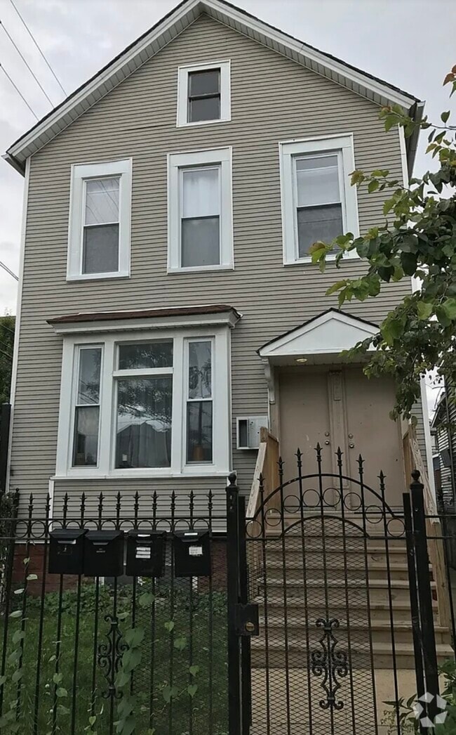 Building Photo - 2416 N Maplewood Ave