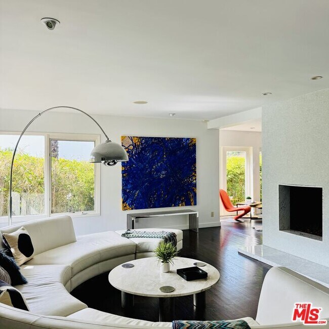 Foto del edificio - 1555 Rising Glen Rd