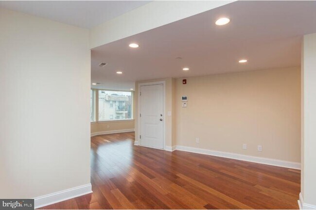 Foto del edificio - 225-29 W Girard Ave