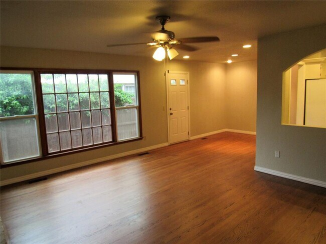Foto del edificio - 9909 Sunnymeade Pl