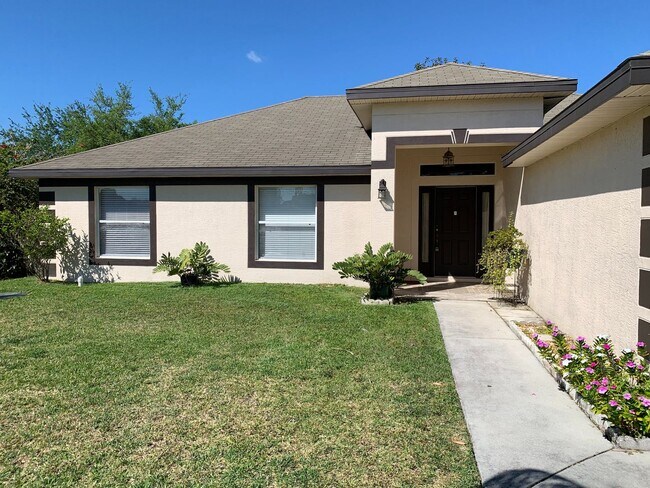 Foto del edificio - 4 Bedroom 2 bath CBS House with 2 car garage