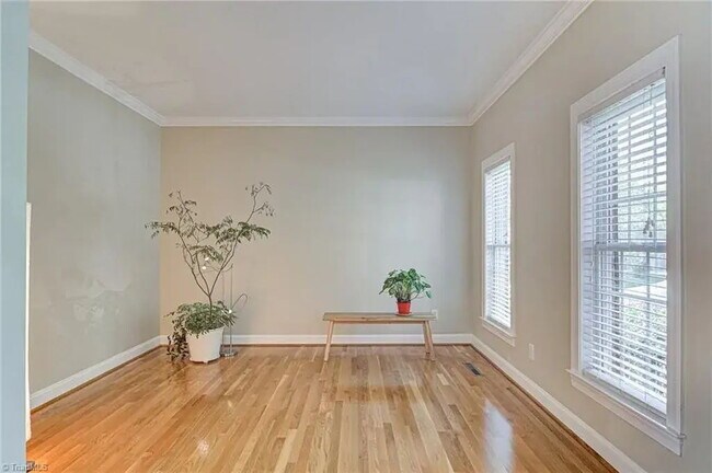 Foto del edificio - "Move-In Ready! Beautifully Finished 4-Bedroom Home with Fireplace, Spacious Living Areas & Deck"