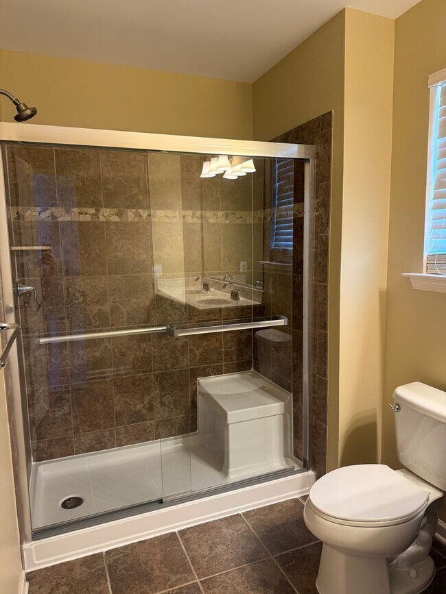 Building Photo - Well Maintain Townhome in Market Square!