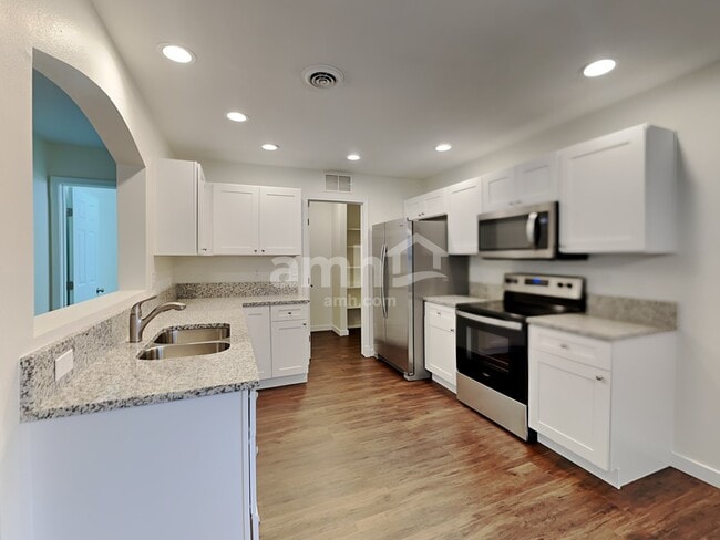 Foto del edificio - 96 W White Sands Dr