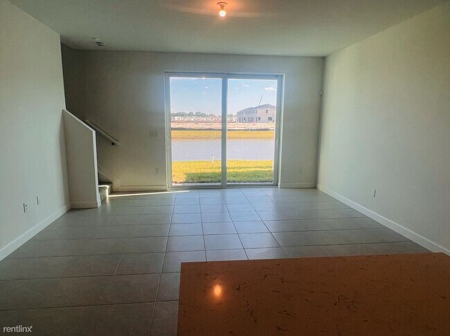 Foto del edificio - 3 br, 2.5 bath Townhome - 240 SE Woodbark St