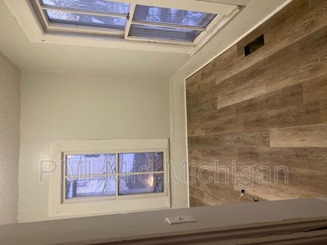 Building Photo - 614 N Hickory St