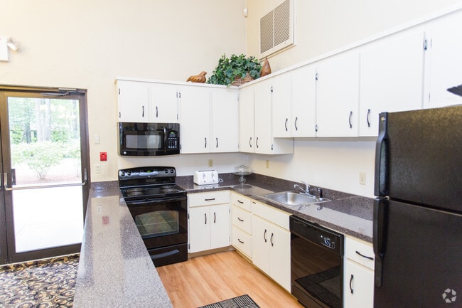 Building Photo - Royal Crest Nashua