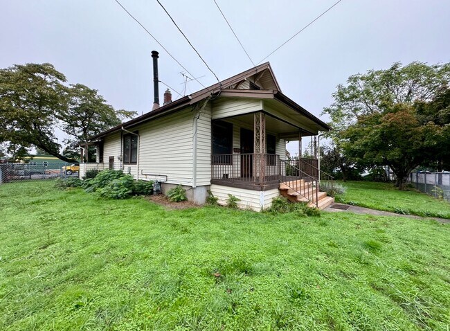 Foto del edificio - Vintage Living In Montavilla~ Front Porch~ Unfinished Basement~ Large Fully Fenced Yard