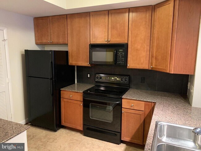 2BR Washington DC Rental High Rise Condo - Open Kitchen - 400 Massachusetts Ave NW