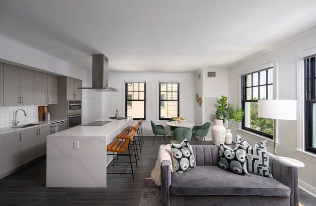 Building Photo - 2347 N Lincoln Park W