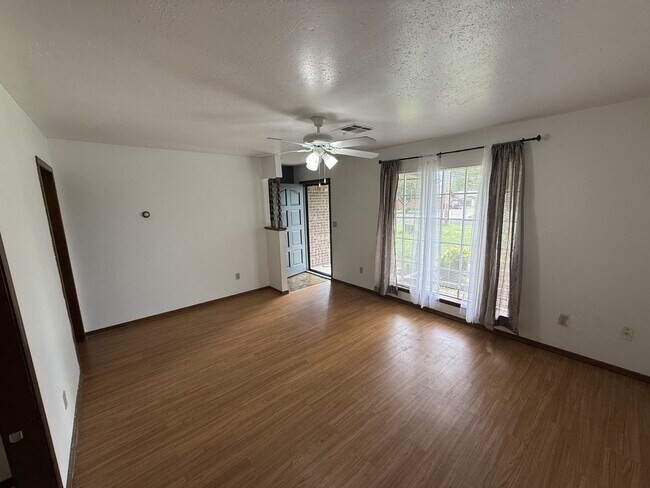 Building Photo - 424 N Hillcrest Ave