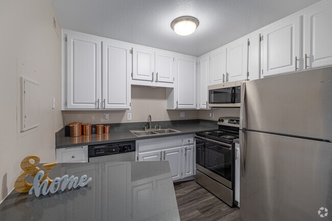 2 habitaciones, 2 baños - 948 pies cuadrados - Cocina - Hadley Apartments - A 55+ Lifestyle Community