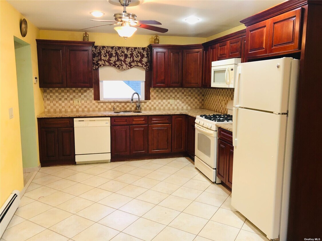 26 Doris Ave, Franklin Square, NY 11010 Room for Rent in Franklin