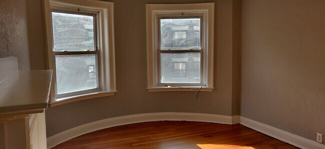Building Photo - Spacious Renovated Unit in Allston. Centra...