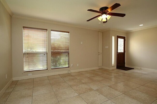 Foto del edificio - 5228 Woodlawn Pl