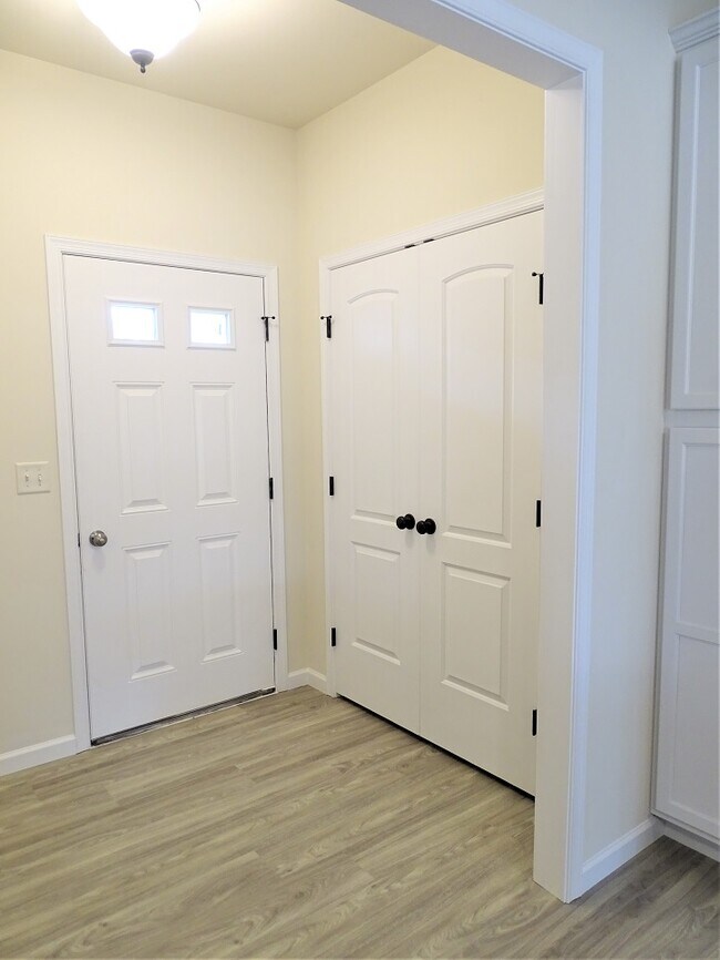 Building Photo - 349 Cedar Holw