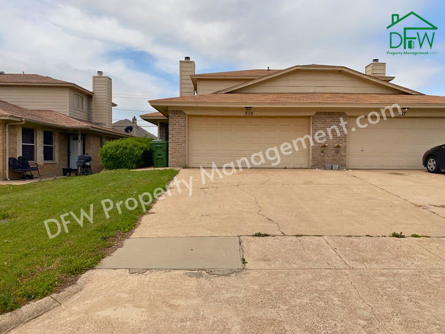 Building Photo - 715 Lariat Ln