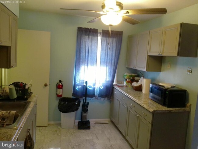 Building Photo - 453 Bayberry St