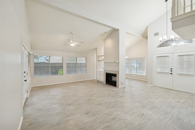 Foto del edificio - 8610 Lake Crystal Dr