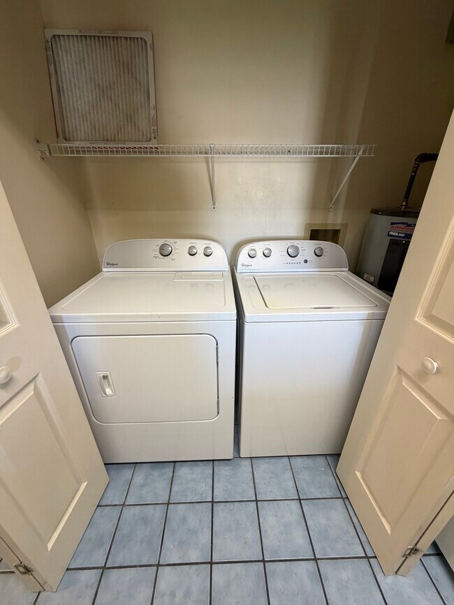 Foto del edificio - 150 Cypress Dr