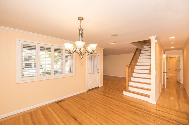 Foto del edificio - Beautifully Remodeled 4 Bed, 4.5 Bath Home on Tree-Lined Street