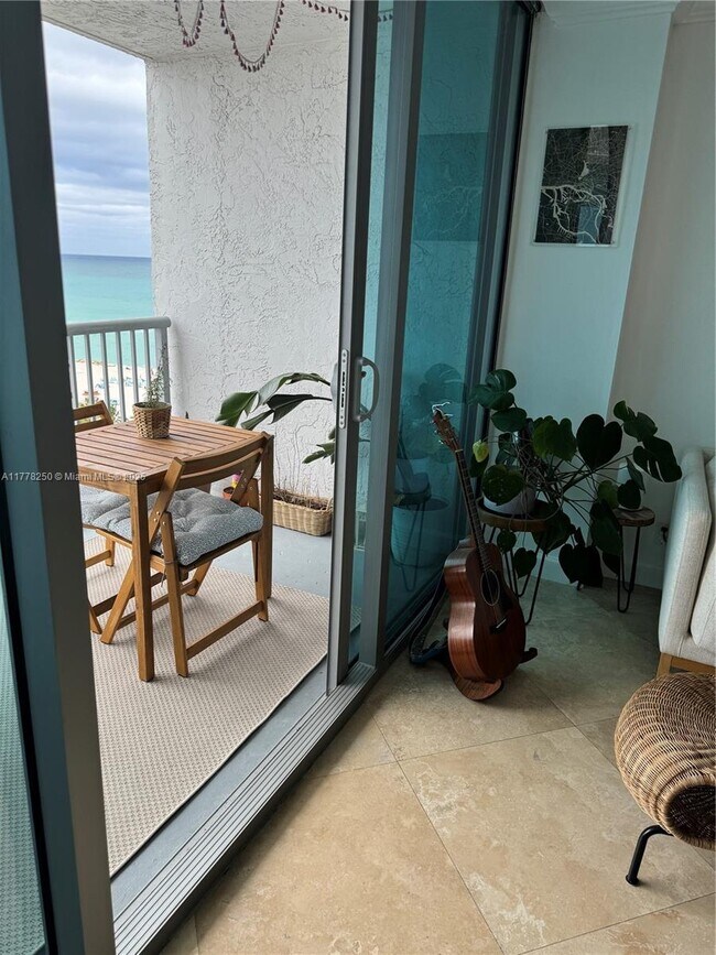 Building Photo - 2655 Collins Ave