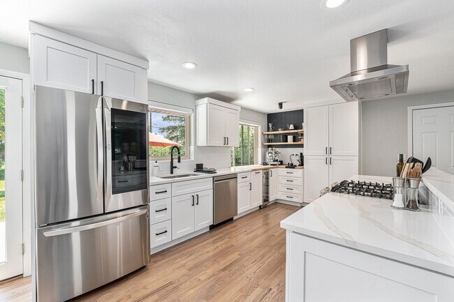 Foto del edificio - $500 OFF RENT!!!! STUNNING 5BD/3BA Home in...