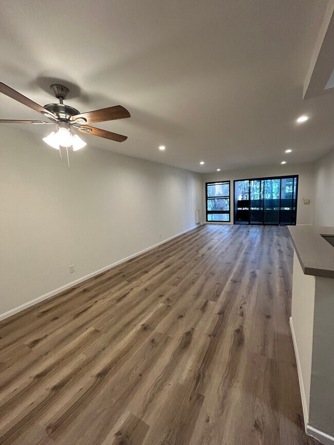 Foto del edificio - 8650 Gulana Ave