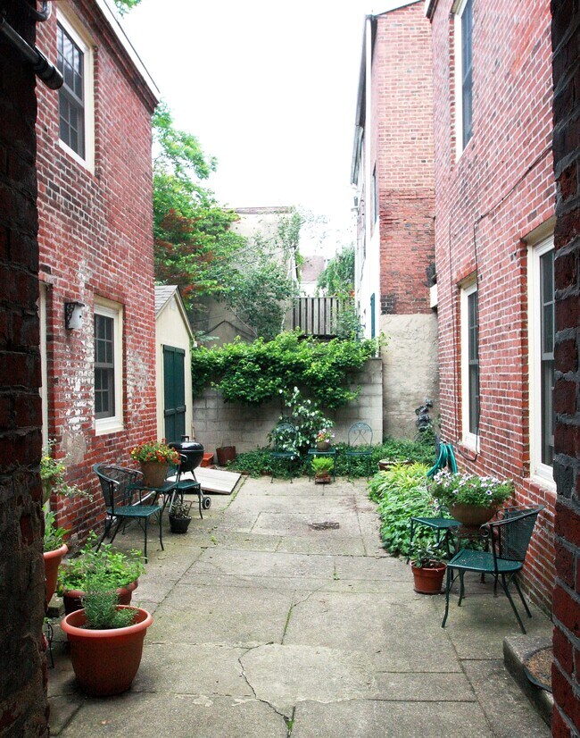 Building Courtyard with Bike Storage, Trash Storage & Laundry ROom - 937 Lombard St