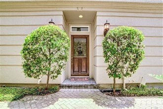 Building Photo - 1515 Hyde Park Blvd