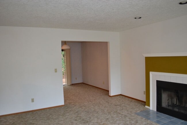 Building Photo - BEAUTIFUL 3 BEDROOM 3 BATH HOUSE LOCATED IN SOUTH SALEM