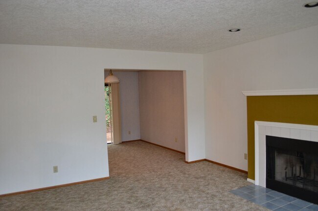 Foto del edificio - BEAUTIFUL 3 BEDROOM 3 BATH HOUSE LOCATED IN SOUTH SALEM
