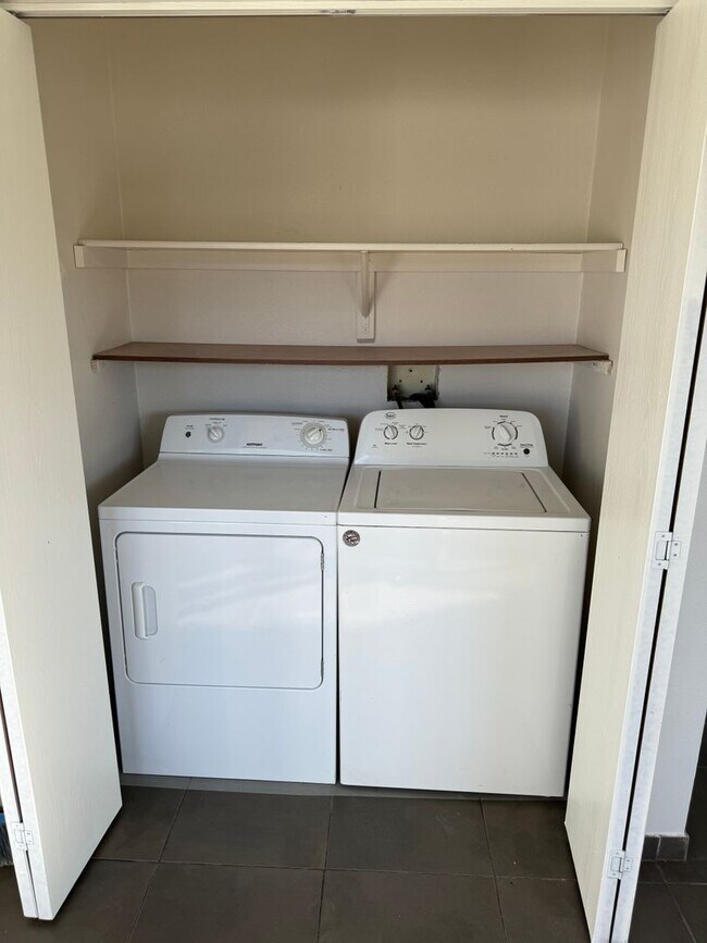 Building Photo - Lovely 2 bedroom 1 bathroom gem with *1 MO...