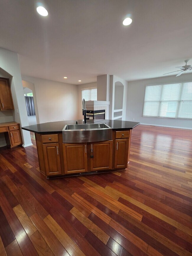 Building Photo - Beautiful 4 Bedroom Home! Available Now!