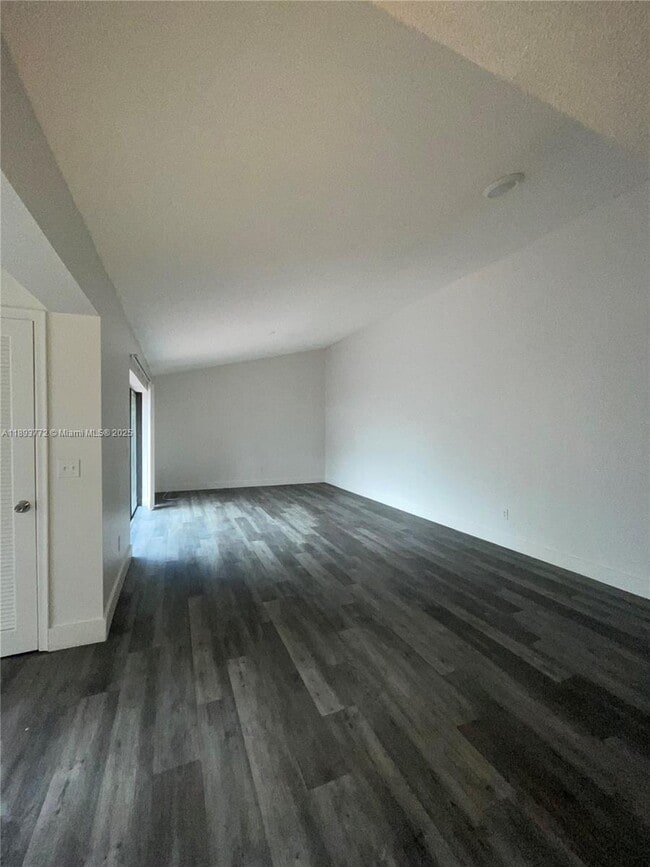 Foto del edificio - 4300 Landar Dr
