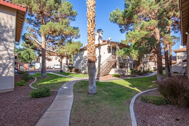 Building Photo - Completely remodeled 2nd floor unit near S...